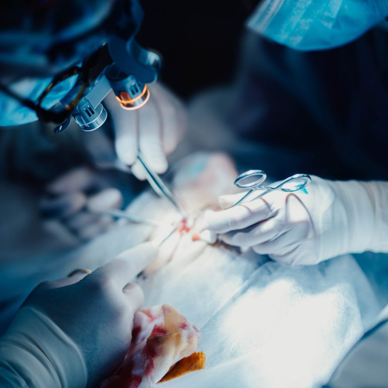 teamwork-operating-room-surgeon-s-assistant-with-surgeon-operate